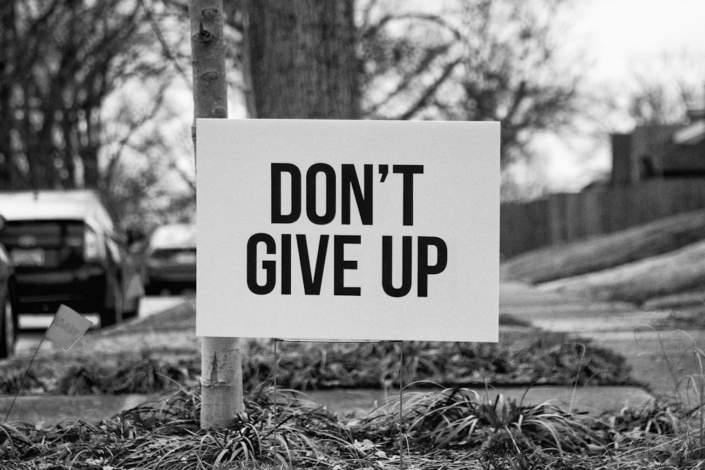 Gib nicht auf Ein schild mit der Aufschrift don't give up. Das Bild ist schwarz weiss gehalten.