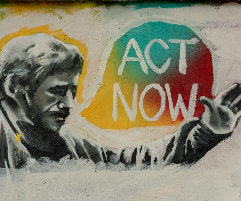 Handle jetzt Graffiti mit einer Person, die eine Hand ausstreckt, neben einer Sprechblase mit dem Text 'ACT NOW'